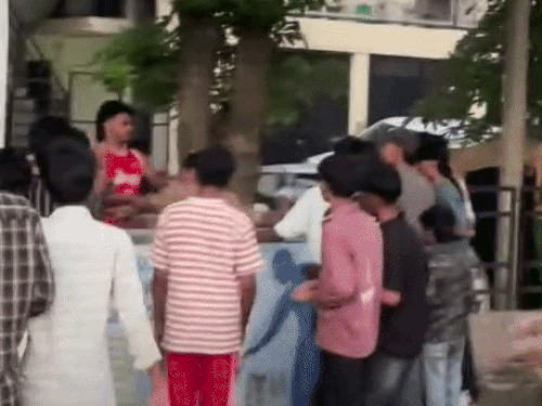 चंडीगढ़ में युवक की डंडों से पिटाई वीडियो वायरल:  दर्जनभर लोग बने रहे मूकदर्शक, तीन युवकों ने पकड़ा, चौथा डंडे से करता रहा हमला – Chandigarh News