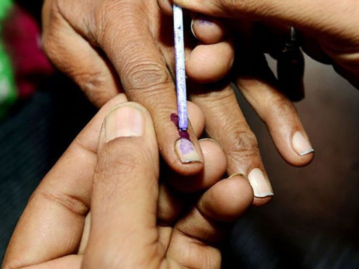 बूथों पर मैपिंग के लिए कोई मां-पिता तो कोई सास-ससुर का नाम खोजते रहे