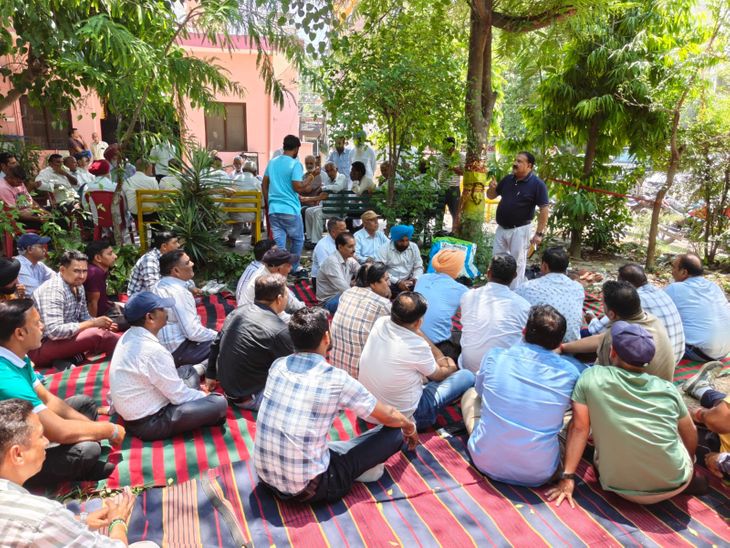 पटियाला लाठीचार्ज पर पावरकॉम कर्मचारियों का गुस्सा:  पठानकोट में प्रदर्शन, बोले- खाली पद भरो; बेरोजगार लाइनमैनों पर कार्रवाई बंद करो – Pathankot News