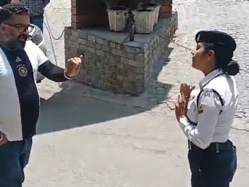 सील्ड रोड पर टूरिस्ट और महिला कांस्टेबल में बहस:  शिमला से वीडियो वायरल, वाहन रोकने और लाइसेंस मांगने पर बढ़ा विवाद – Shimla News
