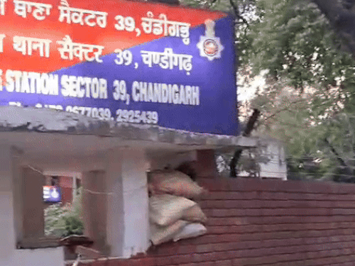 चंडीगढ़ में सड़क किनारे पड़ा मिला शव:  नहीं हुई पहचान, पोस्टमार्टम रिपोर्ट के बाद होगा मौत के कारणों का खुलासा – Chandigarh News