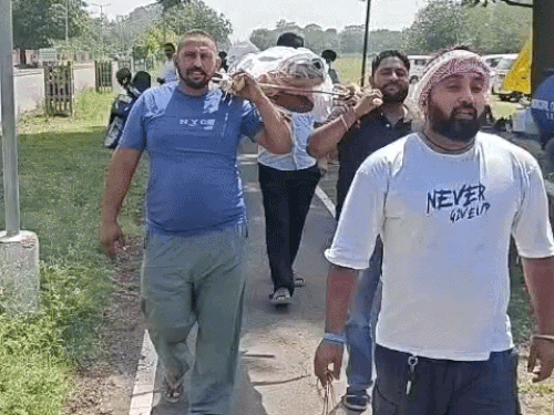 चंडीगढ़ में कैब ड्राइवरों का प्रदर्शन:  प्रशासन की प्रतीकात्मक अर्थी निकाली, नारेबाजी की; 16 जून को बड़ी हड़ताल की चेतावनी – Chandigarh News