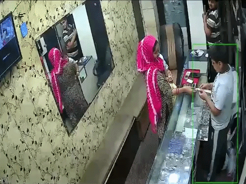 लुधियाना के सराफा कारोबारी की दुकान में चोरी video:  2 मिनट के लिए बाथरूम गया था दुकानदार,बच्चों को अकेला देख दुकान में घुसी महिला,बच्चा साथ लाकर उड़ा दी चेन – Ludhiana News
