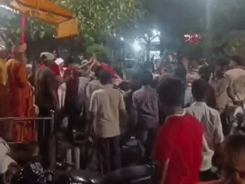 अमृतसर में मंदिर के बाहर युवकों के बीच खूनी-झड़प:  VIDEO, जमकर की मारपीट और एक्टिवा भी तोड़ी, पुलिस जांच में जुटी – Amritsar News