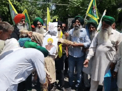 जालंधर में भारतीय किसान यूनियन ने सरकार का फूंका पुतला:  महंगाई, खाद नीति और बिजली कर्मियों पर लाठीचार्ज के विरोध में प्रदर्शन – Jalandhar News