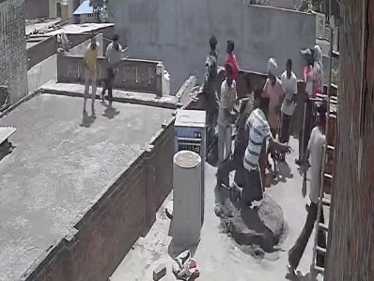 दीवार के विवाद को लेकर पड़ोसियों में खूनी संघर्ष; VIDEO:  तेजधार हथियारों और ईंट-पत्थरों से हमला, CCTV आई सामने, गुरदासपुर के मोहल्ला नबीपुर का मामला – Pathankot News