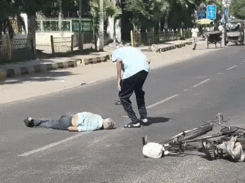 जालंधर 120 फुटी रोड पर हादसा-मोबाइल लेकर भागा युवक:  10 फीट उछलकर गिरा साइकिल सवार, 45 मिनट बाद पहुंची एंबुलेंस; पुलिस आई ही नहीं – Jalandhar News
