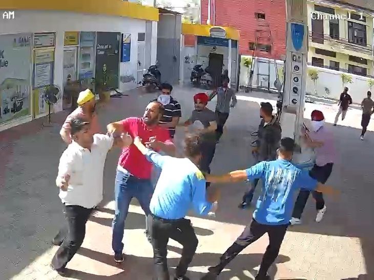 फरीदकोट में पेट्रोल पंप कर्मी पर हमला, VIDEO:  हथियारों से लैस होकर पहुंचे 10-15 लोग, बेरहमी से पीटा; शोर मचाने पर भागे – Faridkot News