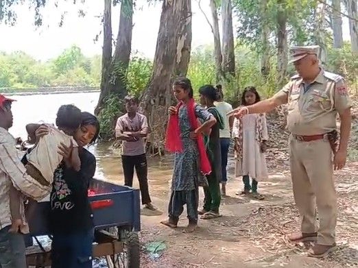 पठानकोट पुलिस की नहर में नहाने वालों पर सख्ती:  देखते ही मौके से भागे नहा रहे युवक; प्रशासन ने जारी की एडवाइजरी – Pathankot News