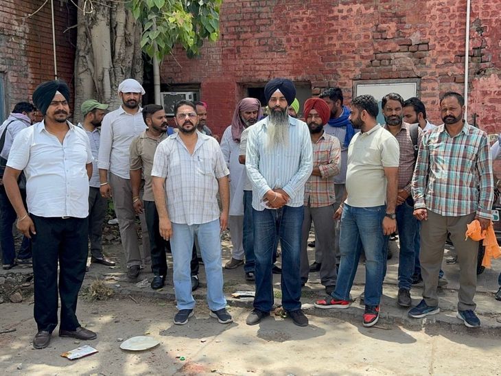 फाजिल्का बस स्टैंड बंद कर रोडवेज कर्मचारियों का प्रदर्शन:  मोगा हादसे में बर्खास्त ड्राइवर-कंडक्टर की बहाली की मांग; बोले-उनकी गलती नहीं थी – Fazilka News
