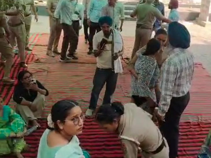 बरनाला में सेवा केंद्र कर्मचारियों को धरने से उठाया:  पुलिस ने टेंट उखाड़े, कई हिरासत में; प्रदर्शनकारी बोले- संघर्ष तेज करेंगे – Barnala News