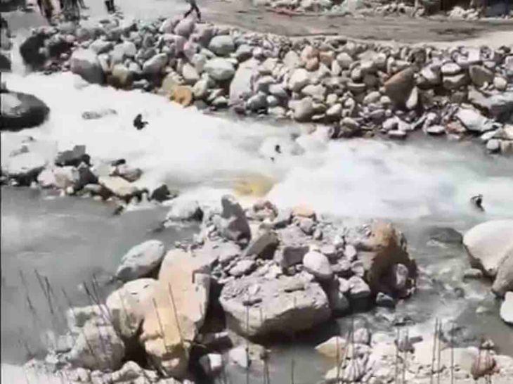 हिमाचल-सेल्फी लेते नदी में पंजाब के 3 टूरिस्ट बहे:  मणिकर्ण में बड़ा हादसा टला; लोगों के शोर मचाने पर बचाव दल ने किया रेस्क्यू – Patlikuhal News