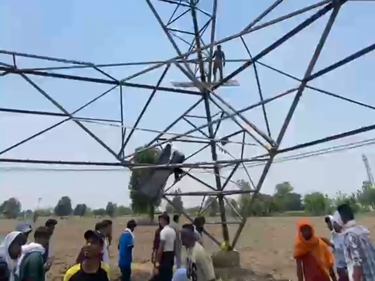 पटियाला में बेरोजगार लाइनमैन टावर पर चढ़े:  लाठीचार्ज के विरोध में धरने पर बैठे, पक्का मोर्चा लगाएगी यूनियन; भारी पुलिस बल तैनात – Patiala News
