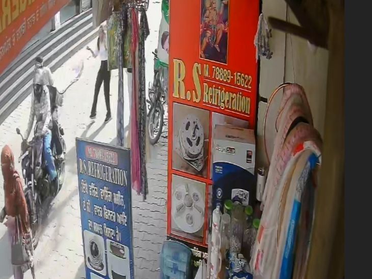 जगराओं में महिला ट्यूटर से पर्स स्नैचिंग:  4 हजार नकदी और दस्तावेज लेकर फरार हुए बाइक सवार, CCTV खंगाल रही पुलिस – Jagraon News