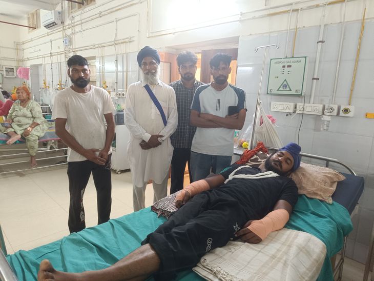 मानसा में युवक की बेरहमी से पिटाई:  दोनों बांहें टूटीं, पीड़ित परिवार की गिरफ्तारी और SC/ST एक्ट कार्रवाई की मांग – Mansa News