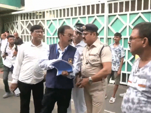 TMC विधायकों की शिकायत पर ममता के घर पहुंची CID:  घर में घुसने नहीं दिया गया, नेता विपक्ष चुनने के प्रस्ताव पर फर्जी दस्तखत का आरोप