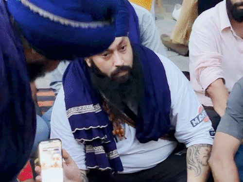 गुरुद्वारे उड़ाने की धमकी देने वाला युवक पकड़ा:  निहंगों ने की पिटाई, फिर माफी मंगाई; सिख छात्र से विवाद के बाद VIDEO बना दी थी गालियां – Amritsar News