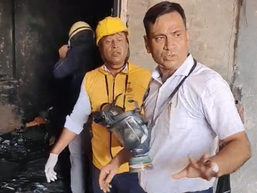 जयपुर में पटाखा फैक्ट्री में आग, 3 की मौत:5 लोग 90 प्रतिशत तक झुलसे, SMS में करवाया भर्ती जयपुर में पटाखा फैक्ट्री में आग, 3 की मौत:5 लोग 90 प्रतिशत तक झुलसे, SMS में करवाया भर्ती