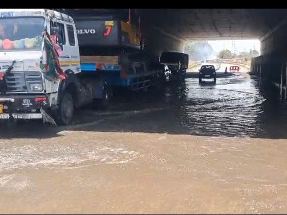 पठानकोट के सुजानपुर अंडरपास में जलभराव:  एनएच-44 पर राहगीर परेशान, लोग बोले-बिना बारिश के भर रहा पानी, स्थायी समाधान की मांग – Pathankot News