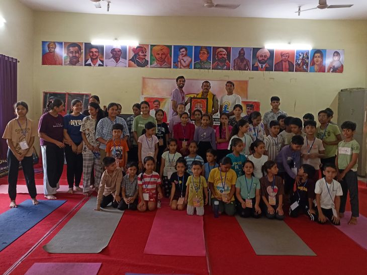 Mandsaur Cyber Safety Tips | Dalouda Police Inspector Leads Yoga Session