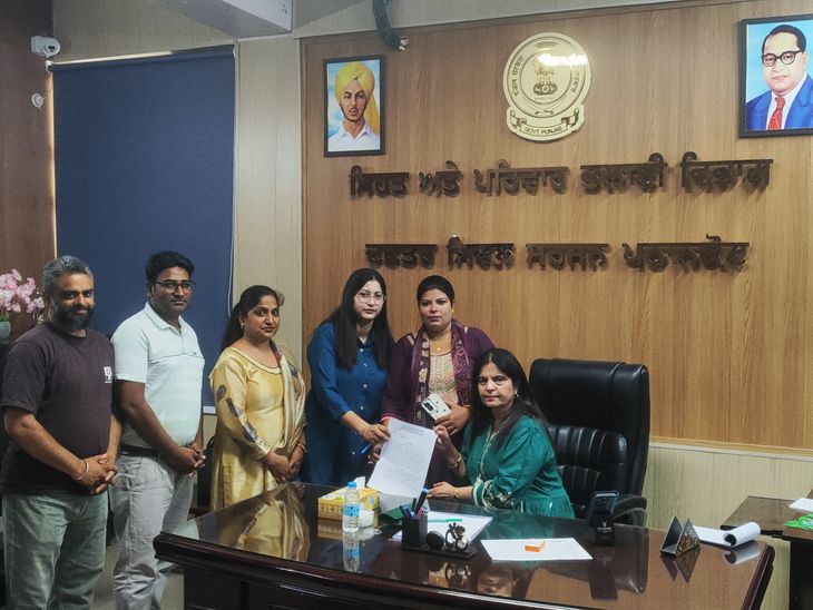 पठानकोट में नशा छुड़ाओ केंद्र के कर्मचारियों का प्नदर्शन:  लंबे समय से रेगुलर नहीं करने पर जताया रोष; सिविल सर्जन को सौंपा मांगपत्र – Pathankot News