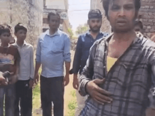 एटीएम कार्ड बदलकर ठगी करने वाला शातिर दबोचा:  लुधियाना में लोगों ने रंगे हाथ पकड़ा, 30 कार्ड और चाकू बरामद – Ludhiana News