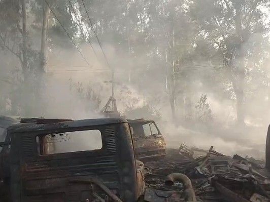 पठानकोट में कबाड़ी की दुकान पर लगी आग:  फायर ब्रिगेड की 6 गाड़ियां पहुंची, कड़ी मशक्कत के बाद पाया काबू; सारा सामान जला – Pathankot News