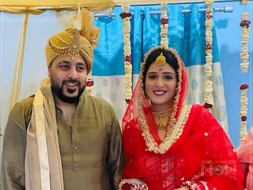 पंजाबी एक्ट्रेस ने बादशाह को बताया पति देव:  ईशा रिखी ने रैपर के साथ फोटो शेयर कर कहा- मेरी शादी हो चुकी है