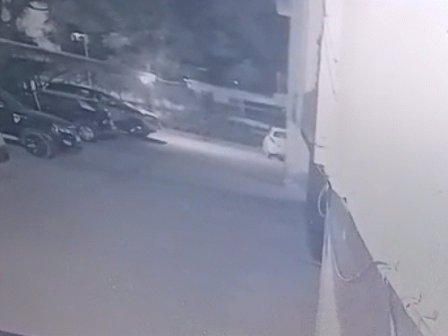 मोहाली में 10वीं मंजिल से गिरा बैंककर्मी, VIDEO:  कुछ देर तड़पता रहा, फिर मौत; कानों में लगे हेडफोन, पास पड़ा पिट्ठू बैग – Kharar News