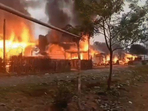 मणिपुर के कामजोंग में गोलाबारी, 2 की मौत:  कई घरों में आग लगाई; एक दिन पहले 6 नगा लोगों के शव मिले थे