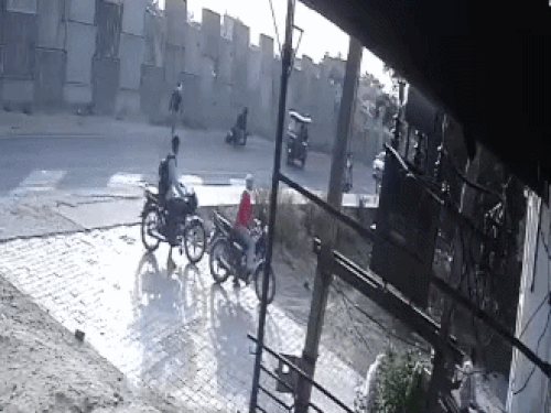 युवक पर तेजधार-हथियारों से हमला कर लूटपाट करने वाले दो-आरोपी-गिरफ्तार:  CCTV, वारदात में इस्तेमाल एक्टिवा और दातर बरामद, तीसरा फरार – Amritsar News