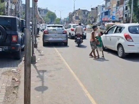 पठानकोट में प्रवासी मजदूरों को लेकर दुकानदारों में रोष:  बच्चों से भीख मंगवाने का आरोप; पुलिस बोली-नियमों के उल्लंघन पर होगा एक्शन – Pathankot News