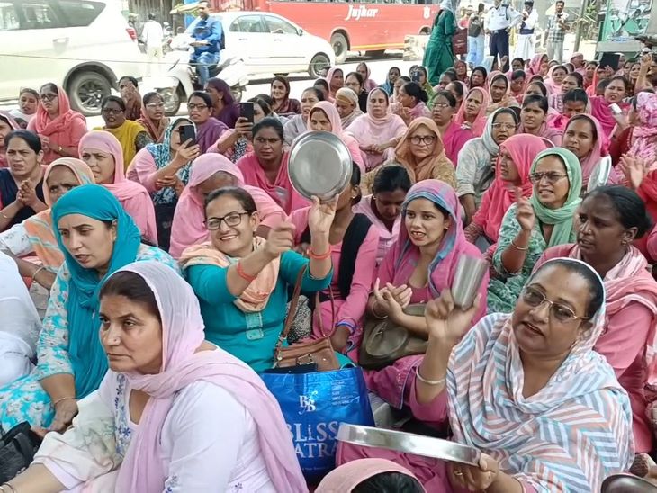 मोगा में आशा वर्करों ने खाली बर्तन बजाकर किया प्रदर्शन:  सरकार के खिलाफ की नारेबाजी; कहा-न्यूनतम वेतन कानून किया जाए लागू – Moga News