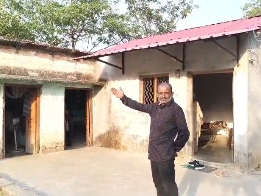 पठानकोट में सरकारी नुमाइंदा बनकर घरों की बना रहा वीडियो:  संदिग्ध व्यक्ति सरकारी ग्रांट दिलाने का करता दावा, सरपंच को नहीं सूचना – Pathankot News