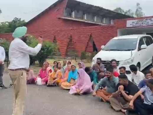 पठानकोट में बैराज संघर्ष समिति का हल्ला बोल:  RSD चीफ इंजीनियर की गाड़ी का किया घेराव; मांगों को लेकर किया प्रदर्शन – Pathankot News