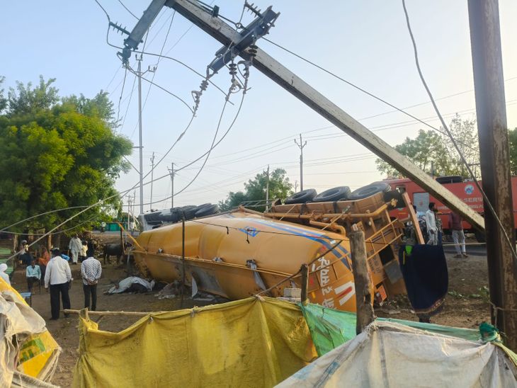 Electric pole broke, three cattle were killed and overturned.