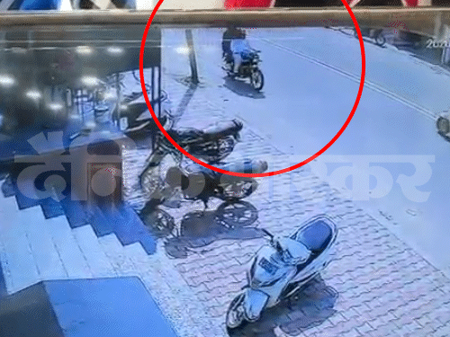 जालंधर में दिनदहाड़े शोरूम पर फायरिंग का VIDEO:  मालिक को फोन किया- देख लिया हमारा ट्रायल; यहां सेलिब्रिटी करते हैं शॉपिंग – Jalandhar News
