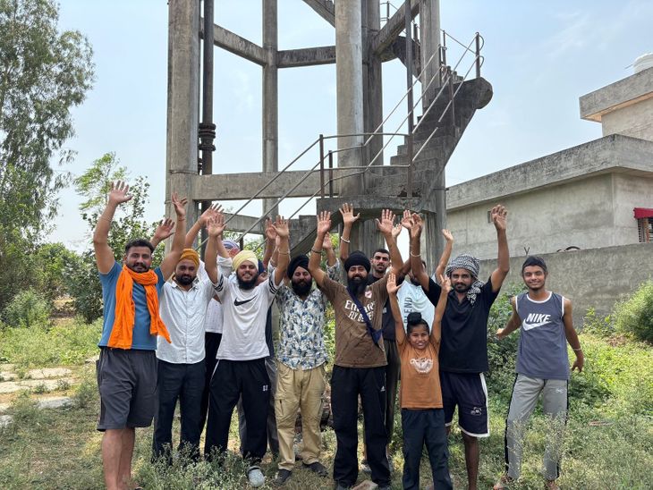 पठानकोट में दूषित पानी की आपूर्ति, ग्रामीणों का प्रदर्शन:  वाटर सप्लाई विभाग पर लापरवाही का आरोप; कहा-टंकी की नहीं की सफाई – Pathankot News