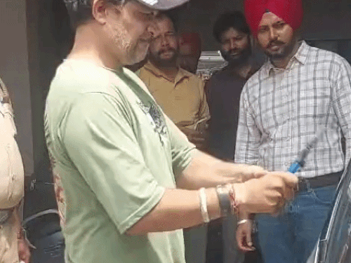 लुधियाना में शराब डिलीवरी देने आया तस्कर काबू:  12 घंटे तक कार खोलने की कोशिश, फिर आरोपी से ही तुड़वाया लॉक; 15 पेटियां बरामद – Ludhiana News