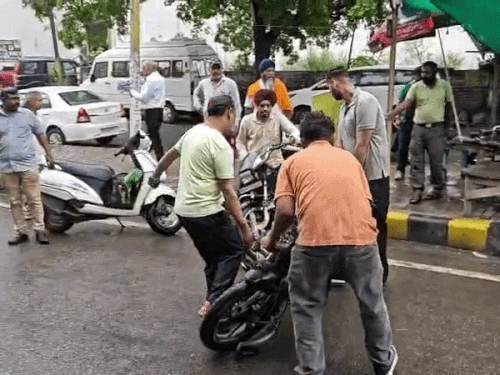 जालंधर में नगर निगम की खड़ी ट्राली से टकराई बाइक:  कृष्णा गंभीर रूप से घायल, मौका पाकर आरोपी चालक हुआ फरार, जांच शुरू – Jalandhar News