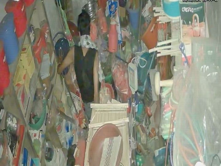 पठानकोट में दुकान में चोरी करने आया युवक धरा:  VIDEO ; दुकानदार ने घर बैठे सीसीटीवी पर देख लिया चोर, आरोपी को पकड़ किया पुलिस हवाले – Pathankot News