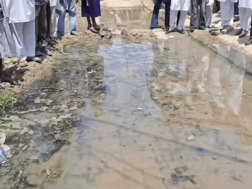 अमृतसर में गंदे पानी से ग्रामीण परेशान:  ‘आप’ नेता और किसान नेता में छिड़ा विवाद, एसडीएम ने दिए जांच के आदेश – Amritsar News