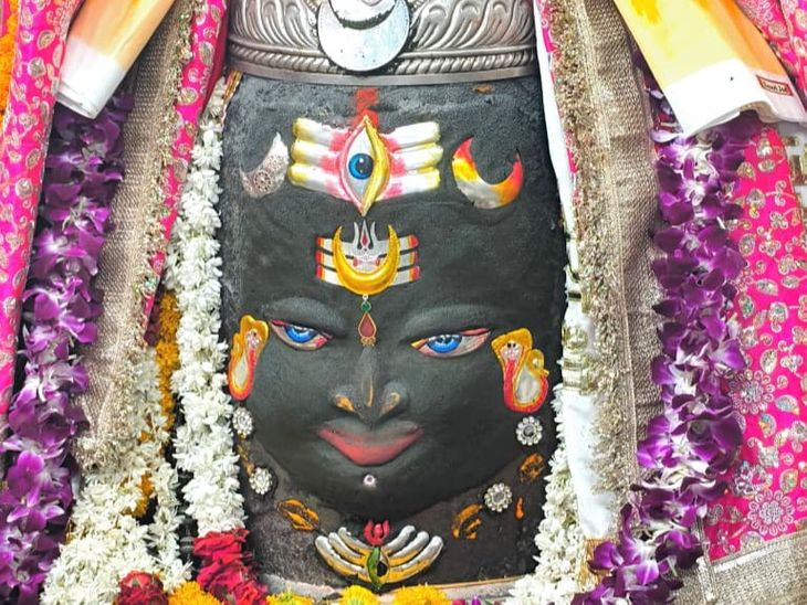 सोमवार भस्म आरती दर्शन:  जटाधारी बाबा महाकाल का चंदन, वैष्णव तिलक और आभूषण अर्पित कर राजा स्वरूप श्रृंगार – Ujjain News