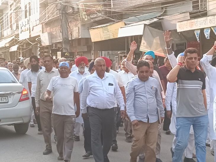 मानसा में आजाद पार्षद पर केस दर्ज करने पर हंगामा:  शहरवासियों का थाने के बाहर दिया धरना; विधायक-पुलिस के खिलाफ जताया रोष – Mansa News