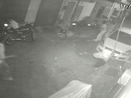 लुधियाना में घर पर बरसाईं ईंटें VIDEO:  तेजधार हथियारों से वाहनों में की तोड़फोड़,सीसीटीवी में कैद हुई गुंडागर्दी – Ludhiana News