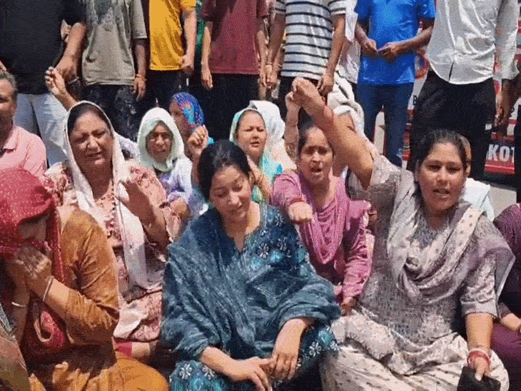 पठानकोट में पुलिस कॉन्स्टेबल के संस्कार से परिवार का इन्कार:  रोड जाम कर धरना शुरू; तीनों आरोपियों की गिरफ्तारी पर अड़े – Pathankot News