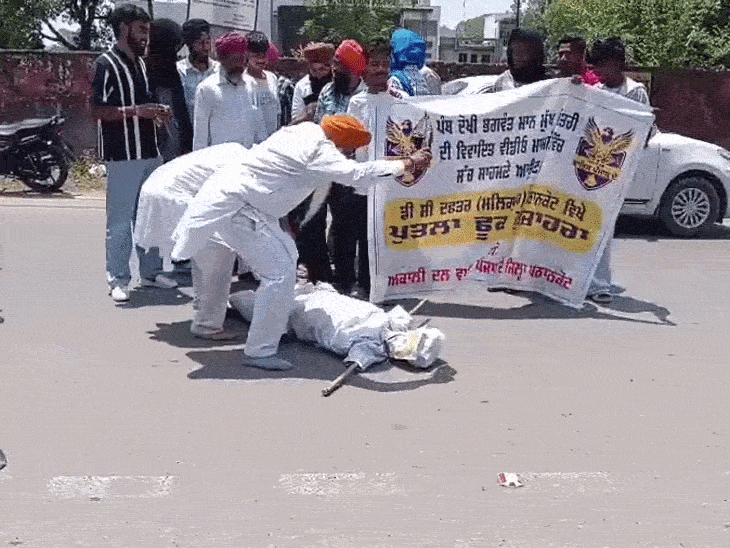 पठानकोट में वारिस पंजाब दे ने सीएम से मांगा इस्तीफा:  बोले, फोरेंसिक जांच में वीडियो सही साबित हुई, पुतला फूंका, राज्यपाल के नाम डीसी को सौंपा मांग पत्र – Pathankot News