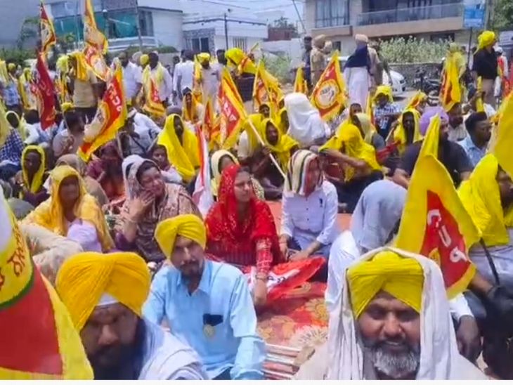 संगरूर-कॉन्ट्रैक्ट कर्मियों का वित्त मंत्री की कोठी के बाहर धरना:  हरपाल चीमा के खिलाफ की नारेबाजी; धूरी रोड पर पुल किया बंद – Sangrur News