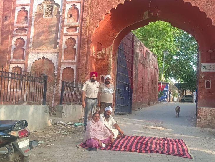 रिटायर्ड सब इंस्पेक्टर परिवार संग भूख हड़ताल पर:  बरनाला में पुलिस पर सुनवाई न करने का आरोप, खेतों में लगे मोटर को लेकर विवाद – Barnala News