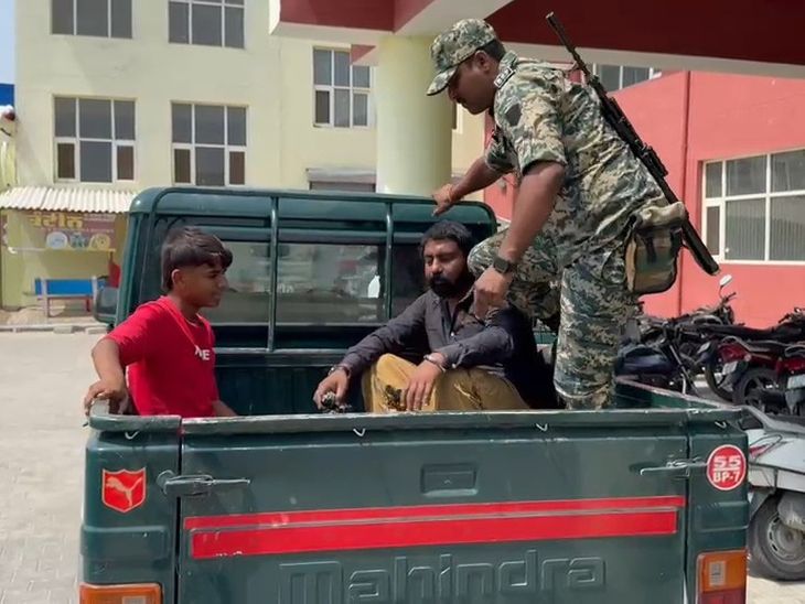 फाजिल्का बॉर्डर पर बीएसएफ की कार्रवाई:  बाइक सवार दो तस्करों से 9994 प्रतिबंधित प्रेगाबालिन कैप्सूल बरामद; जांच जारी – Fazilka News
